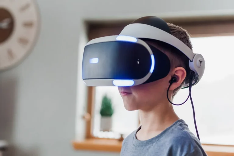 boy wearing black and white virtual reality headset 3405456 1 768x511